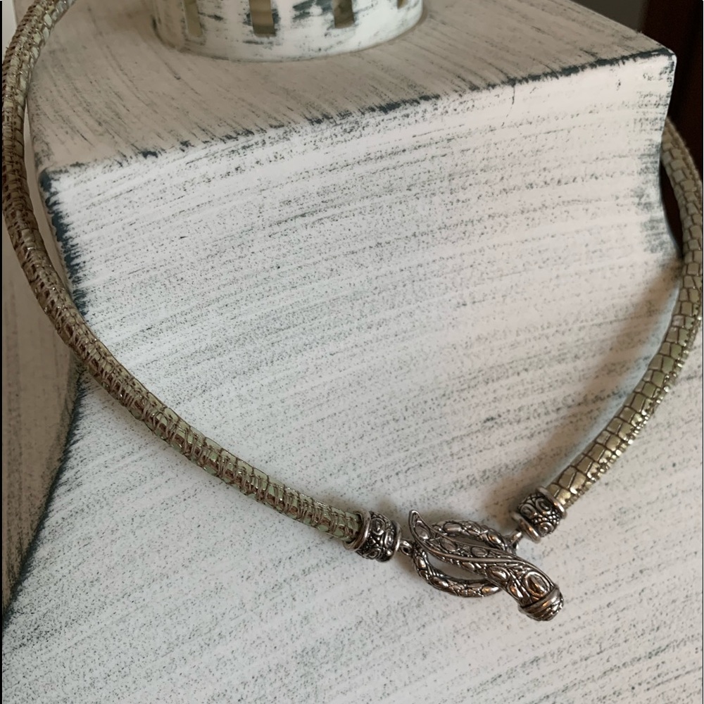 JAI toggle rope necklace. Green